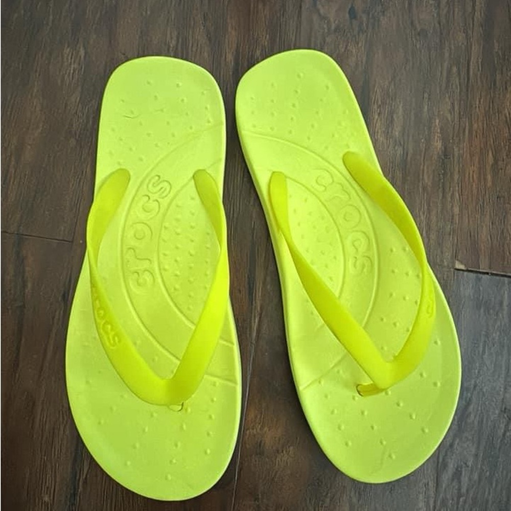 Crocs flip flop. Yellow size 8